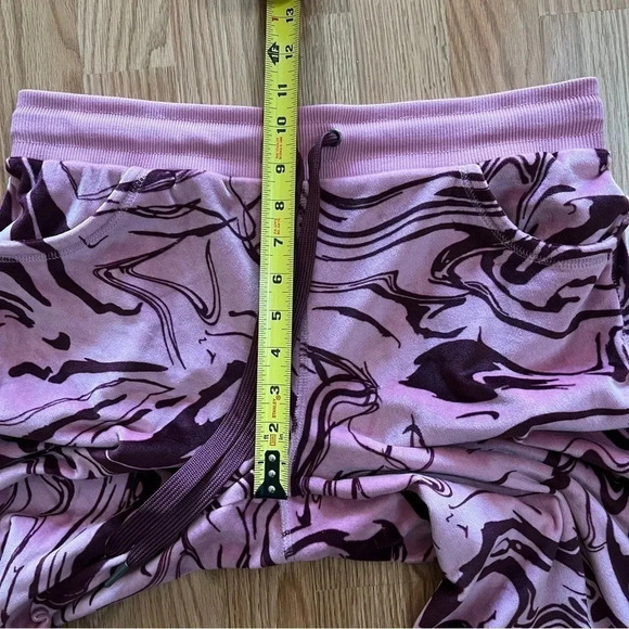 LuLaRoe Cozy Crystal Velour Crop Capri Pants Sz Med Solid Pink Magenta Swirl - Picture 9 of 10